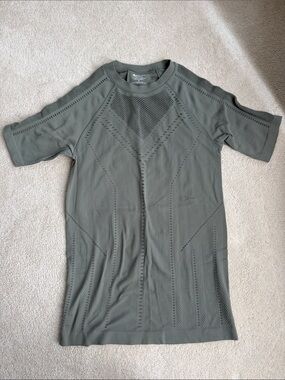 NEW Athleta Activewear Small Green Short Sleeve Compression T-Shirt Workout